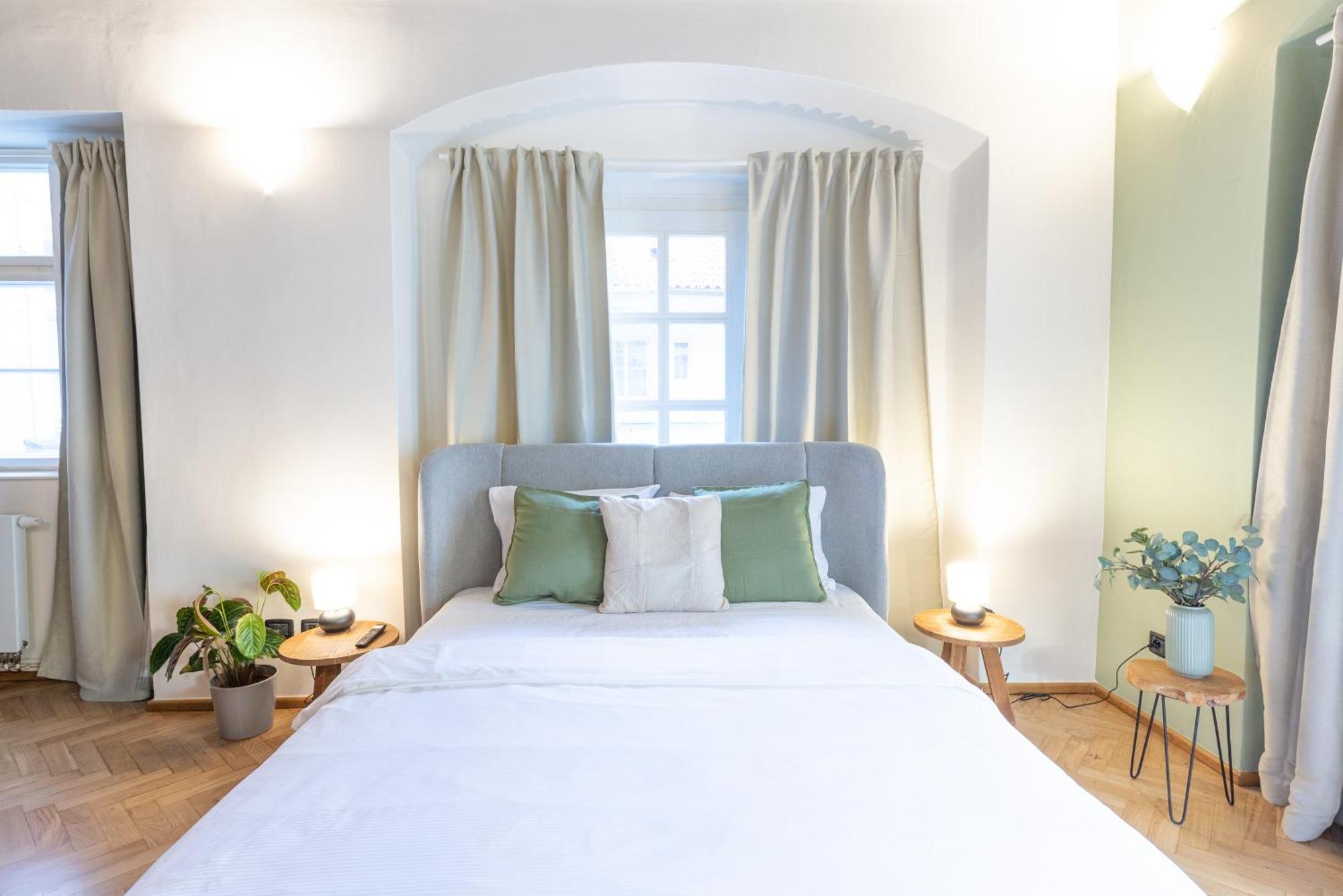 Adam's - Great Price & Location * Prague